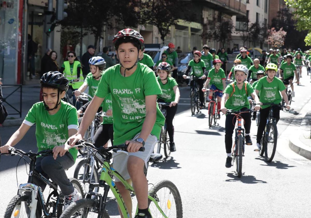 Una marea de ciclistas verdes recorrieron la ciudad en la mañana del viernes