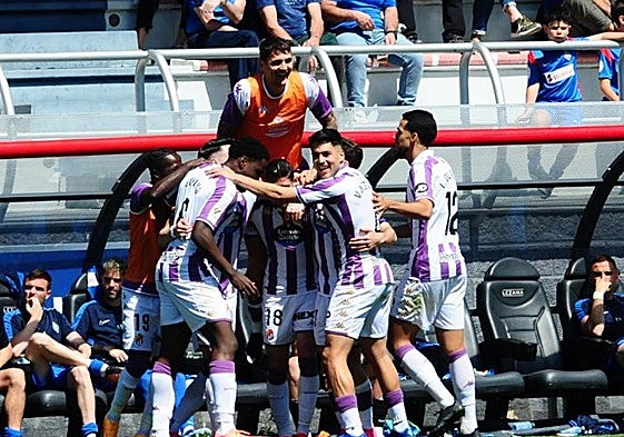 Los jugadores del Real Valladolid celebran el segundo tanto de Sergio Escudero en Lezama,