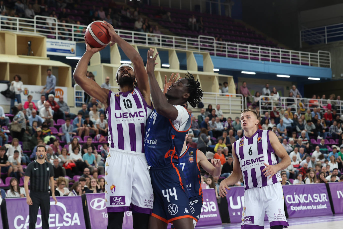 Las imágenes del partido de baloncesto entre el UEMC y el Tizona Burgos