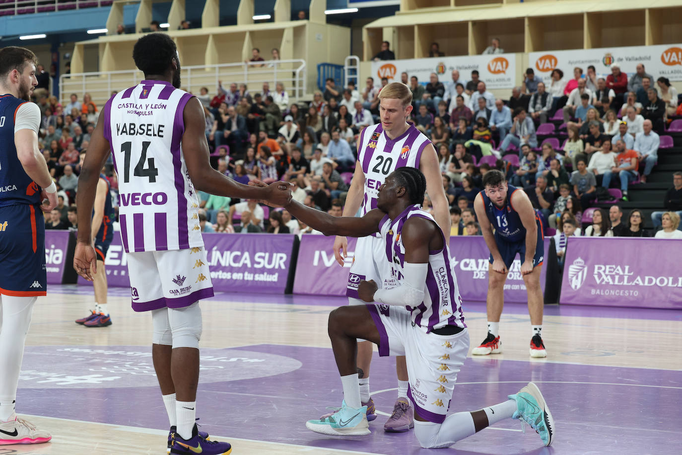 Las imágenes del partido de baloncesto entre el UEMC y el Tizona Burgos