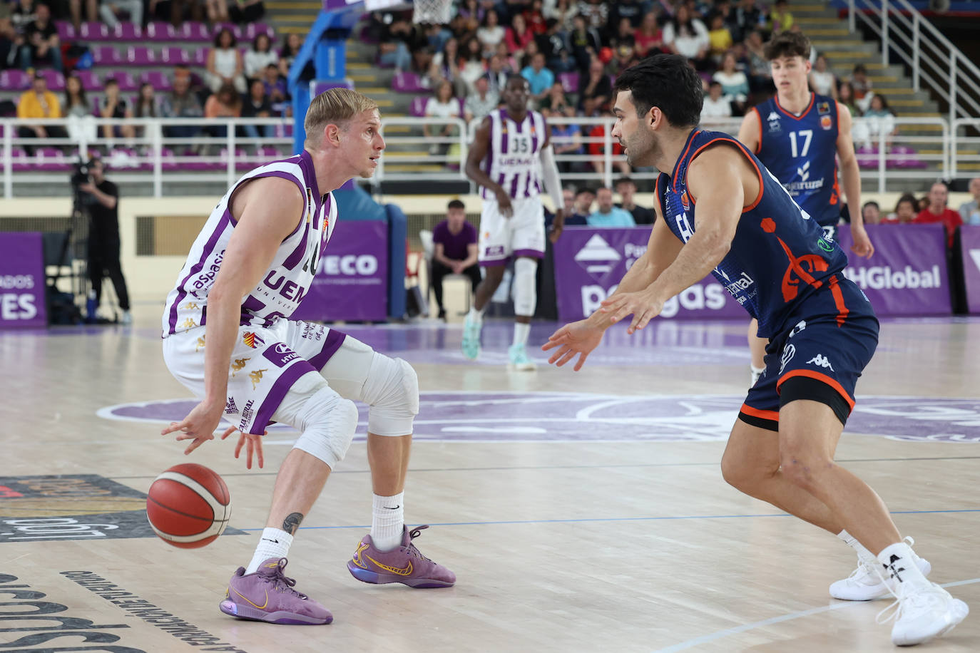 Las imágenes del partido de baloncesto entre el UEMC y el Tizona Burgos