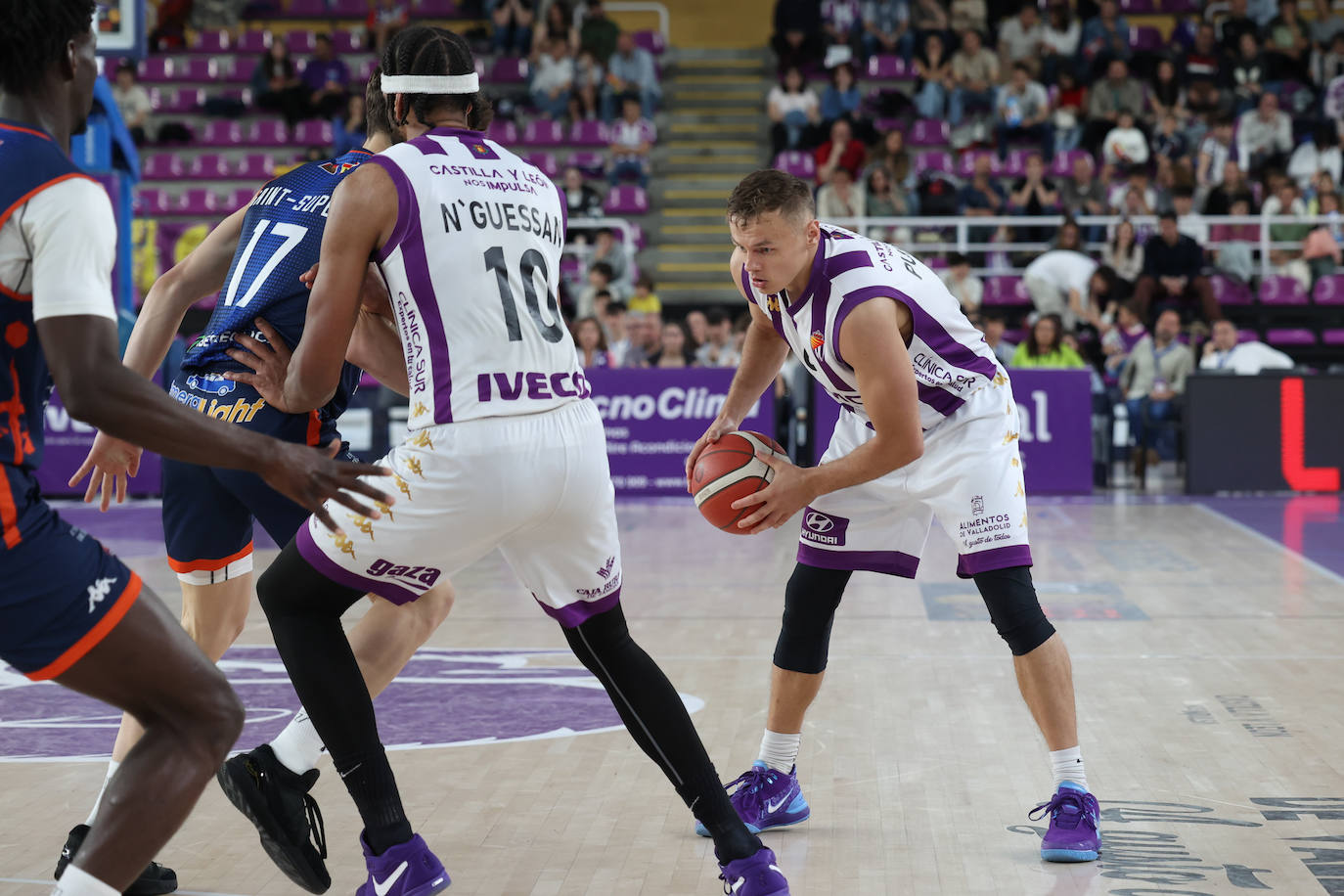 Las imágenes del partido de baloncesto entre el UEMC y el Tizona Burgos