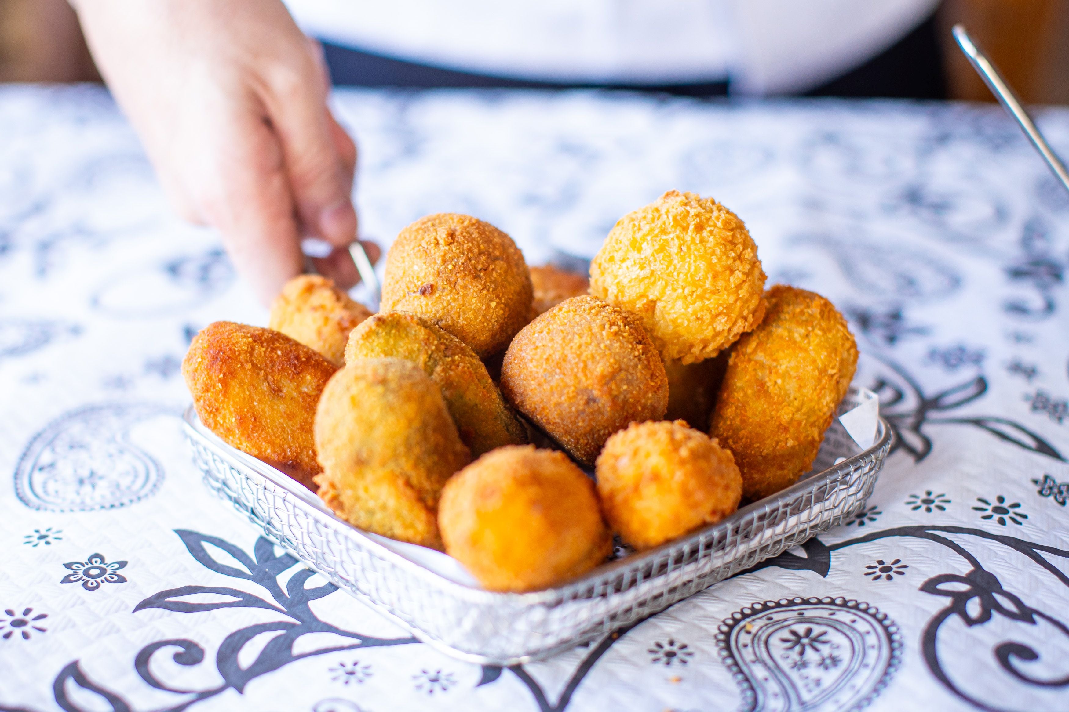 Bandeja de apetecibles croquetas recién hechas.