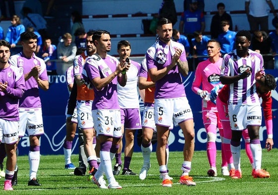 Javi Sánchez aplaude a los aficoinados desplazados hasta Lezama.