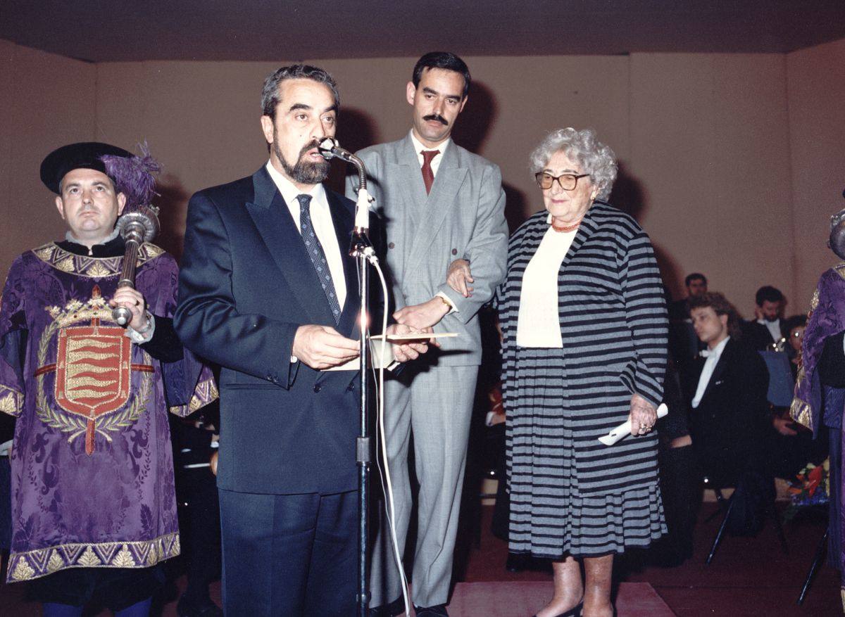 Nombramiento de la escritora Rosa Chacel como Hija Predilecta de la Ciudad de Valladolid, el 5 de junio de 1988. 