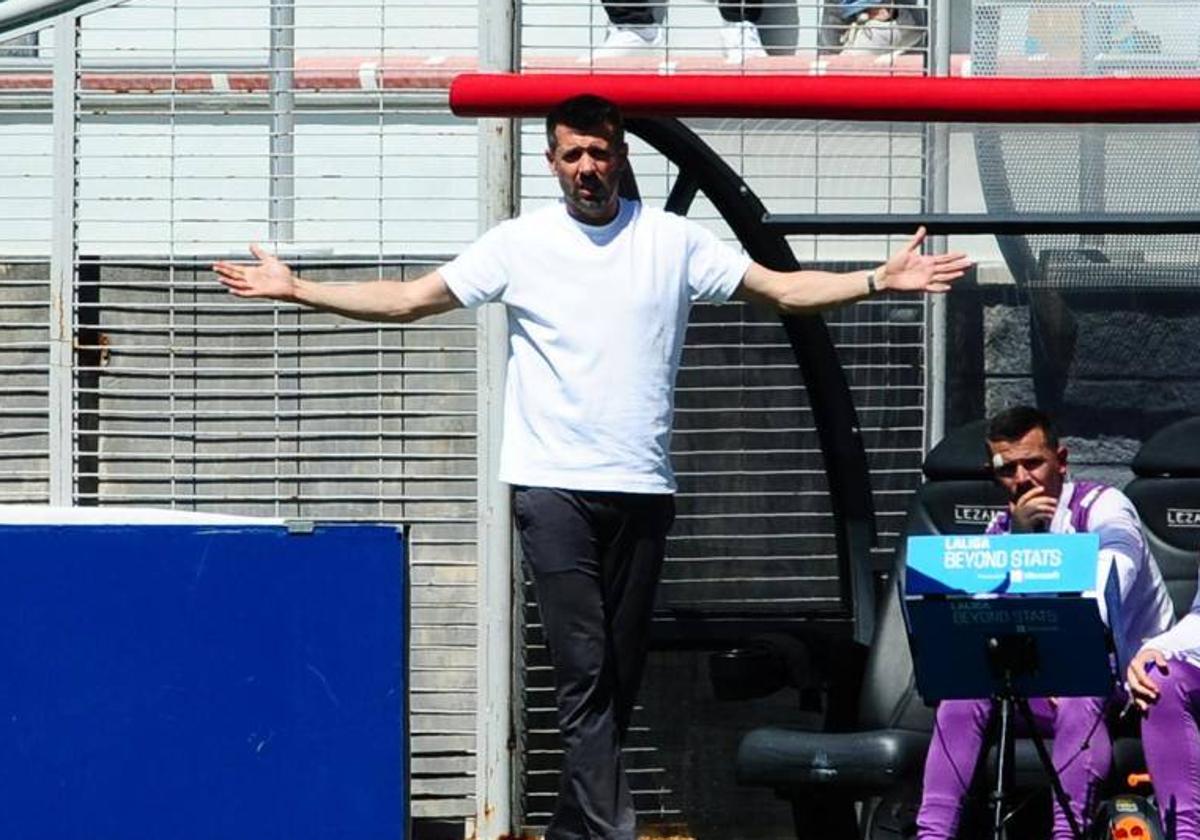 Paulo Pezzolano con los brazos estirados durante el partido ante el Amorebieta.