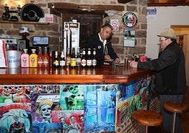 Heriberto García, junto a un cliente en su restaurante.