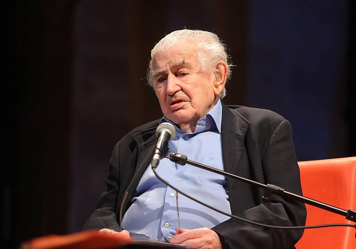 Gamoneda realza con su poesía el Día del Libro en Paredes