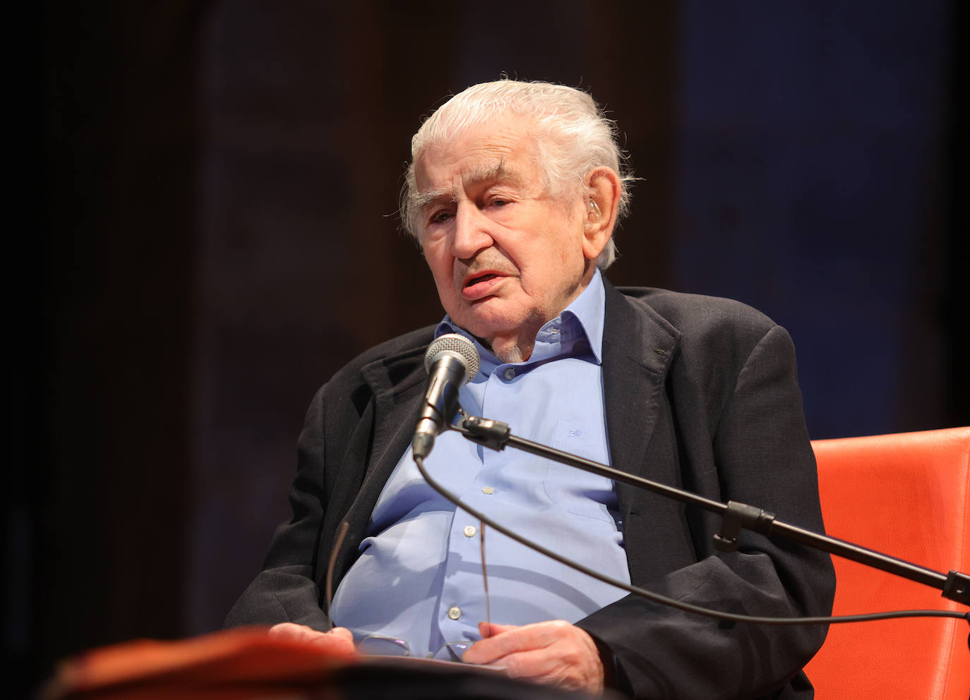 Gamoneda realza con su poesía el Día del Libro en Paredes