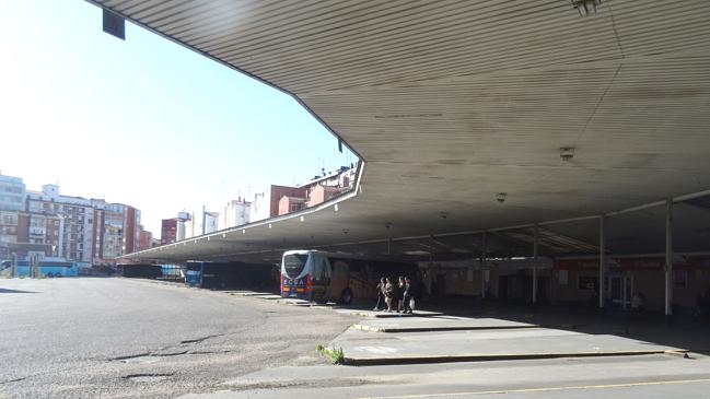 Imagen después - La dársena de la estación de autobuses en 1972 y en la actualidad.