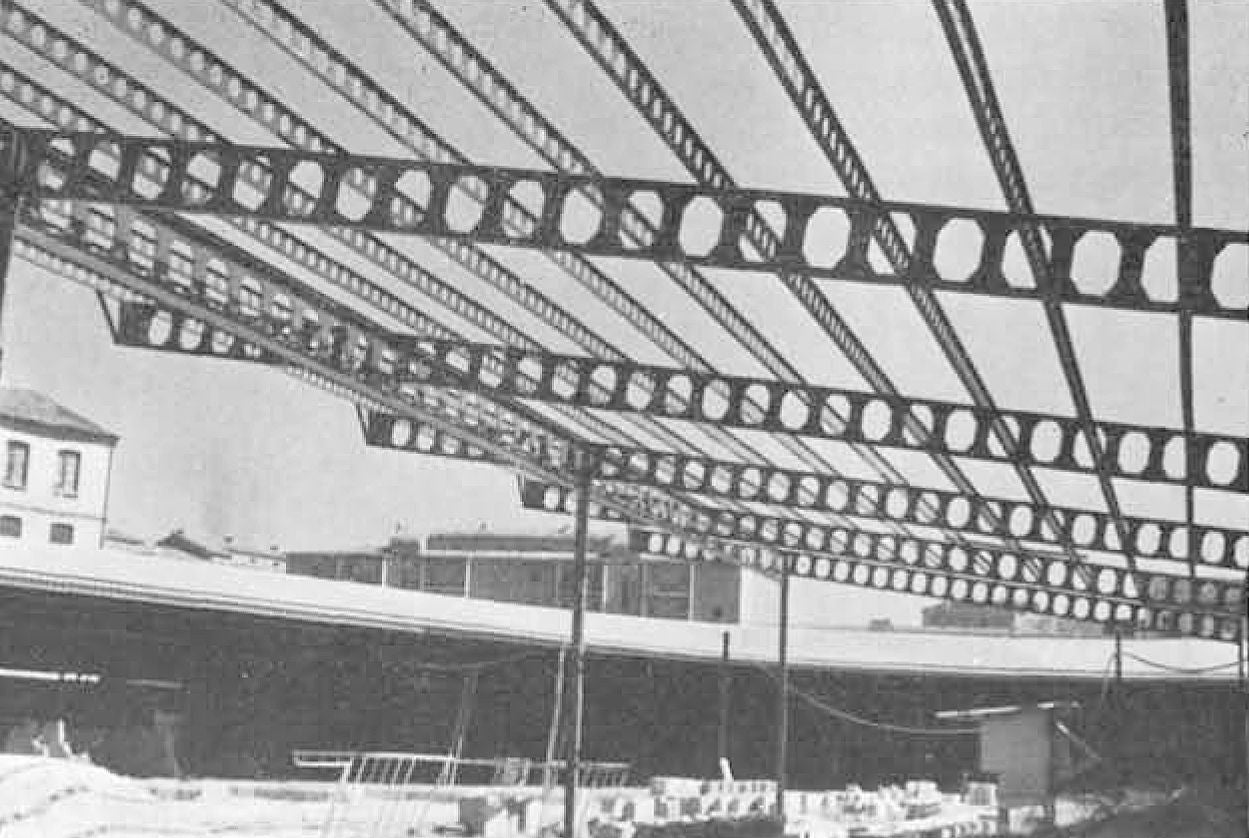 Construcción del tejado sobre la dársenas de la estación de autobuses de Valladolid en 1972