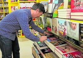 Juan Carlos Maté bucea entre ejemplares en la Librería Amarilla del Parque del Salón.