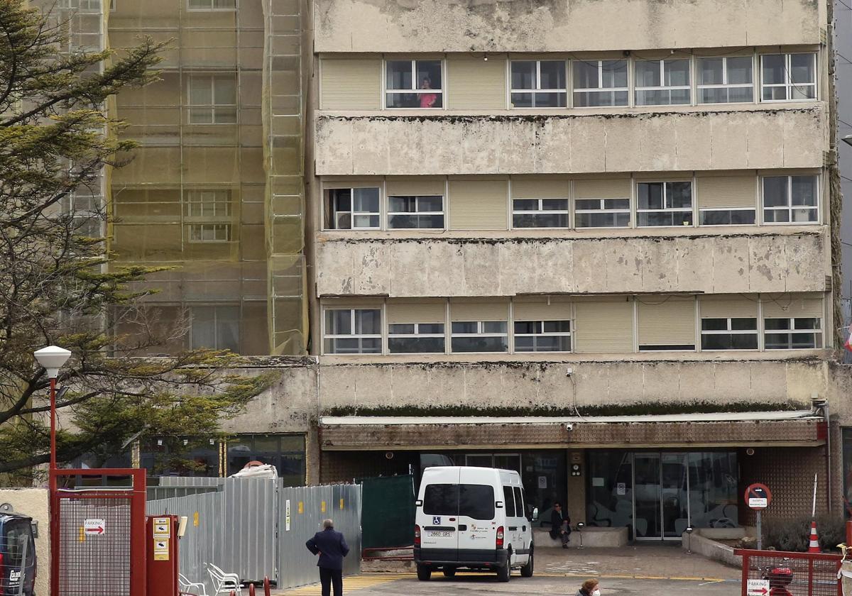 Varaias personas, a las puertas de la Residencia Asistida de Segovia.