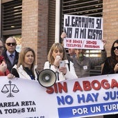 Los abogados de oficio recogen firmas contra la precariedad laboral del turno