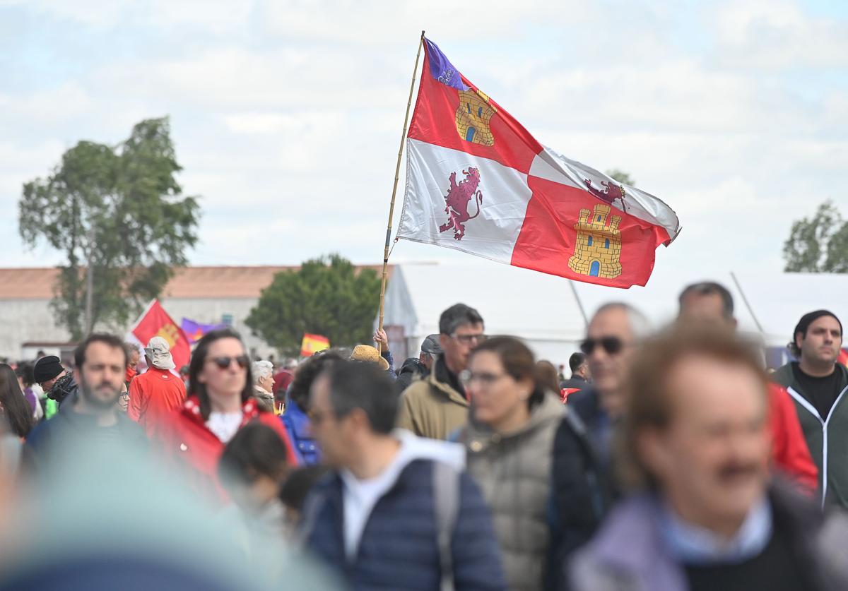 Una persona ondea la bandera de Castilla y León en Villalar de los Comuneros el año pasado.