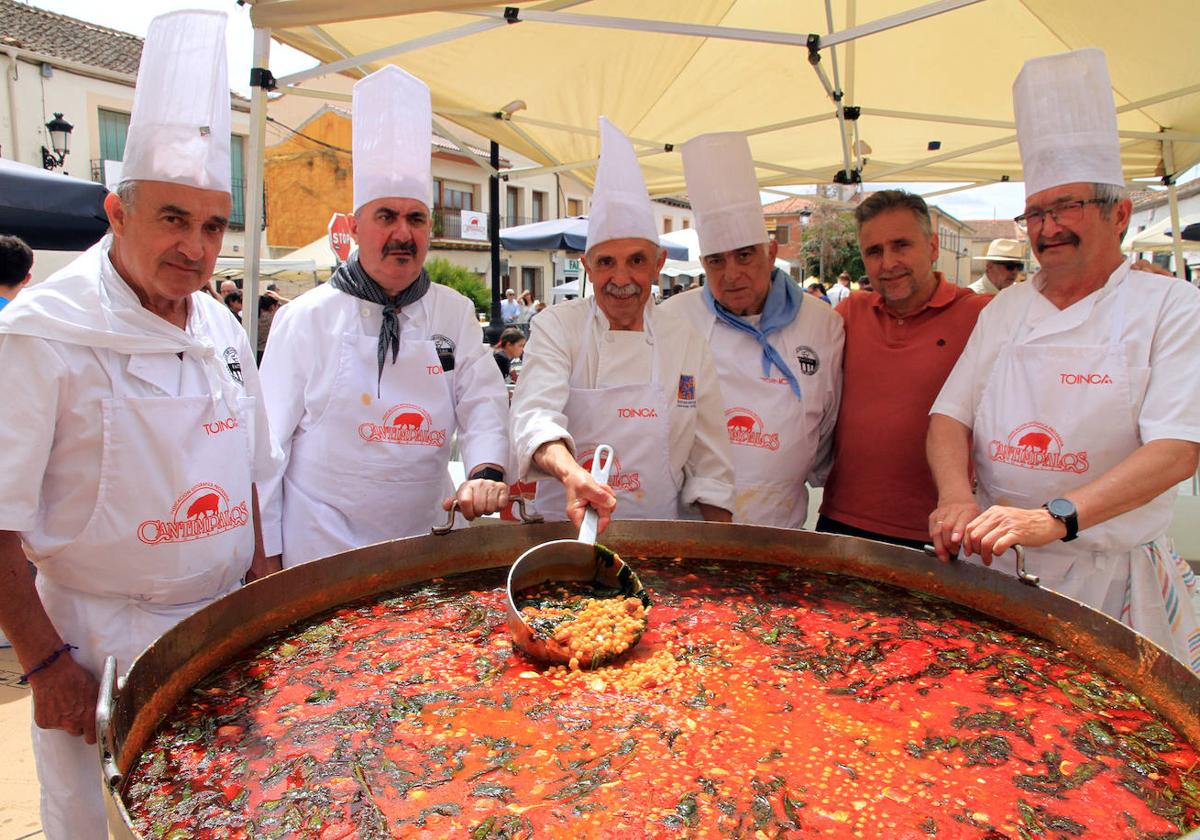 Cocineros de la asociación de Segovia en la Feria del Chorizo del año pasado.