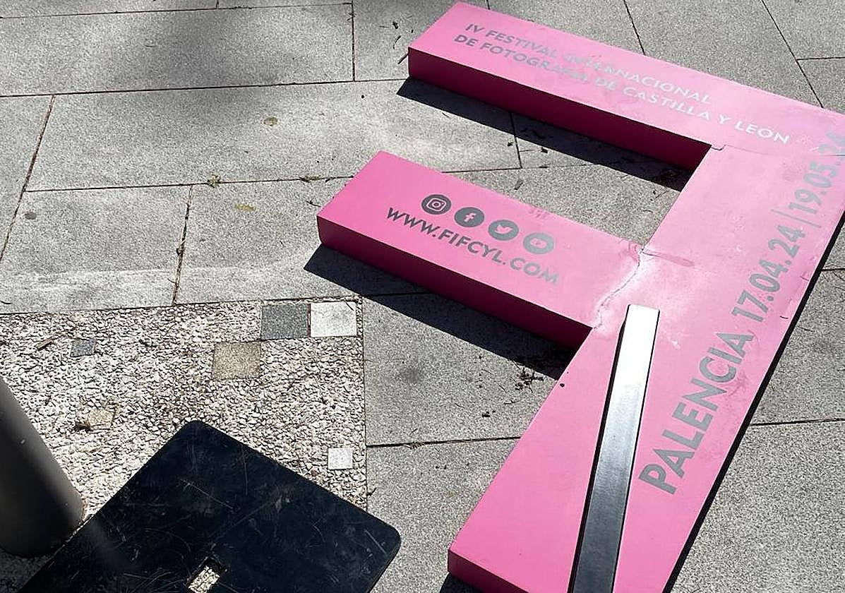 Una de las señales que anuncian el Festival dañada tras los actos vandálicos.