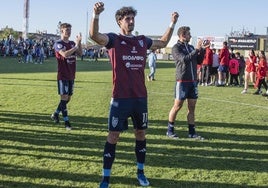 Astray celebra con la afición tras el partido de este domingo.