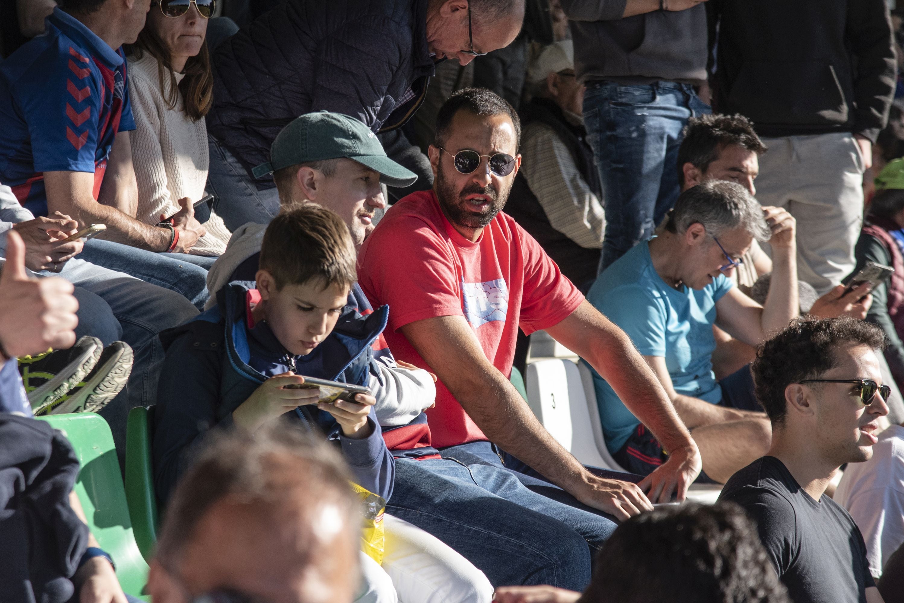 Búscate en las gradas de La Albuera