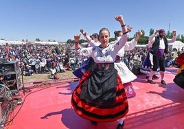 Un grupo de folclore baila en el escenario de la campa de Villalar.