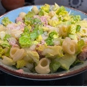 Ensalada de pasta y aguacate