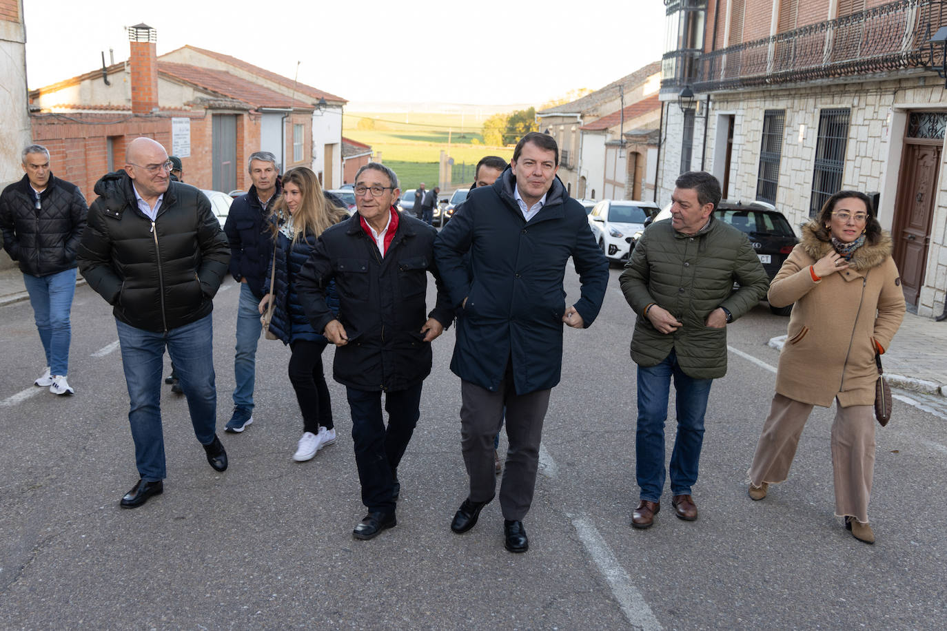 En primera línea, el alcalde de Valladolid, Jesús Julio Carnero; el alcalde de Villalar, Luis Alonso; y el presidente de la Junta de Castilla y León, Alfonso Fernández Mañueco.