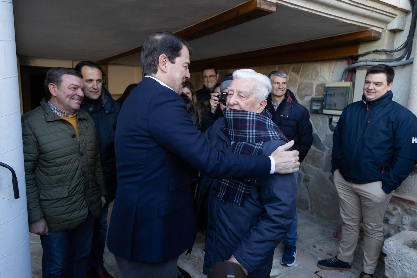 Alfonso Fernandez Mañueco saluda a Félix Calvo Casasola, exalcalde de Villalar.