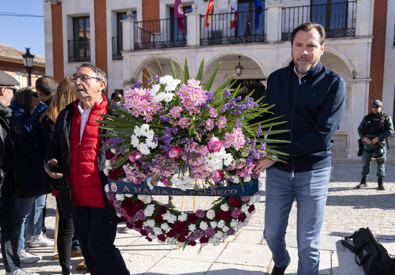 El alcalde de Villalar y el ministro Óscar Puente colocan un ramo de flores junto al monolito.