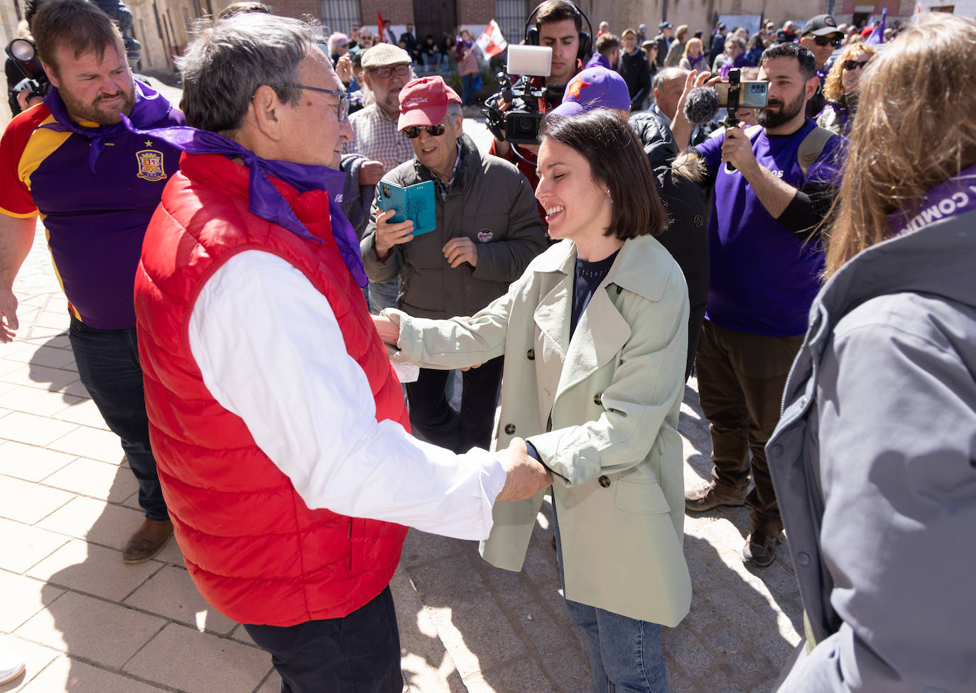 El alcalde de Villalar e Irene Montero se saludan.
