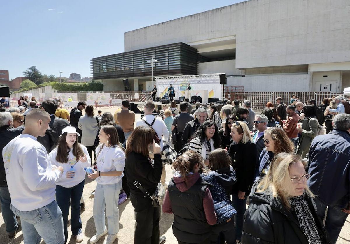 Imagen principal - Ambiente en la zona anexa de las Cortes mientras, en el hemiciclo, unos niños cantan una canción al presidente de la Cámara, Carlos Pollán, y otras familias aprovechan para hacerse fotos en el estrado.