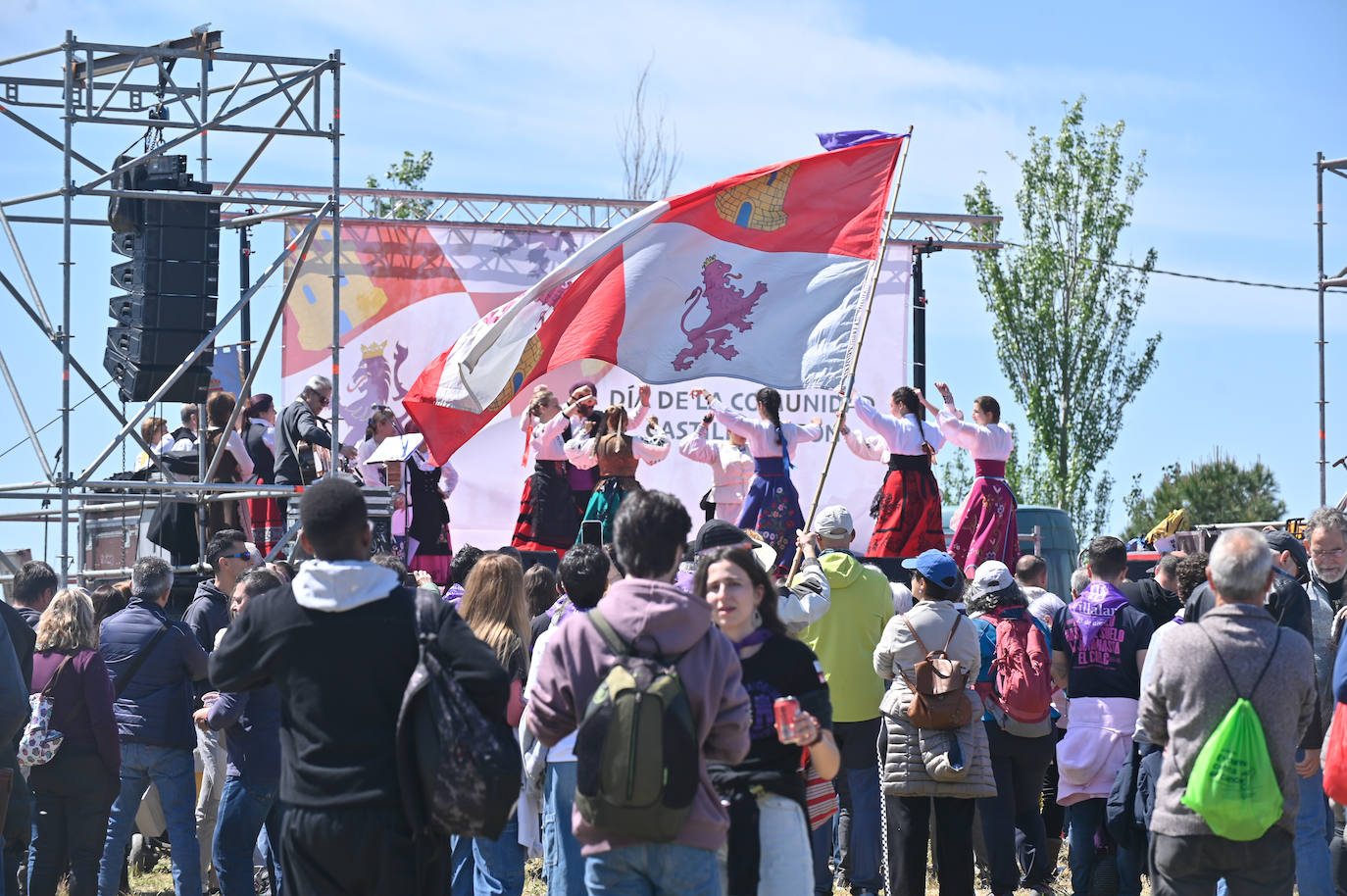 Miles de personas disfrutan en Villalar del Día de Castilla y León