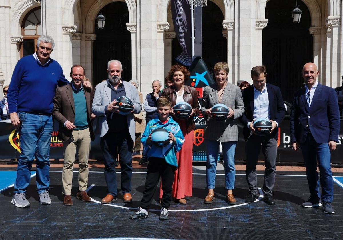 Las autoridades posan en la Plaza Mayor en la presentación de la primera estación del circuito nacional 3x3.