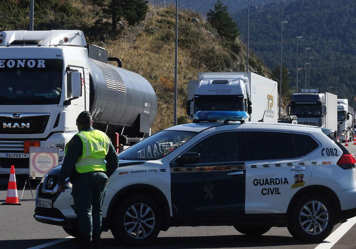 Un agente de la Guardia Civil, en un control de tráfico en las carreteras segovianas.