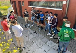 Componentes de la Cucu Band ensayando