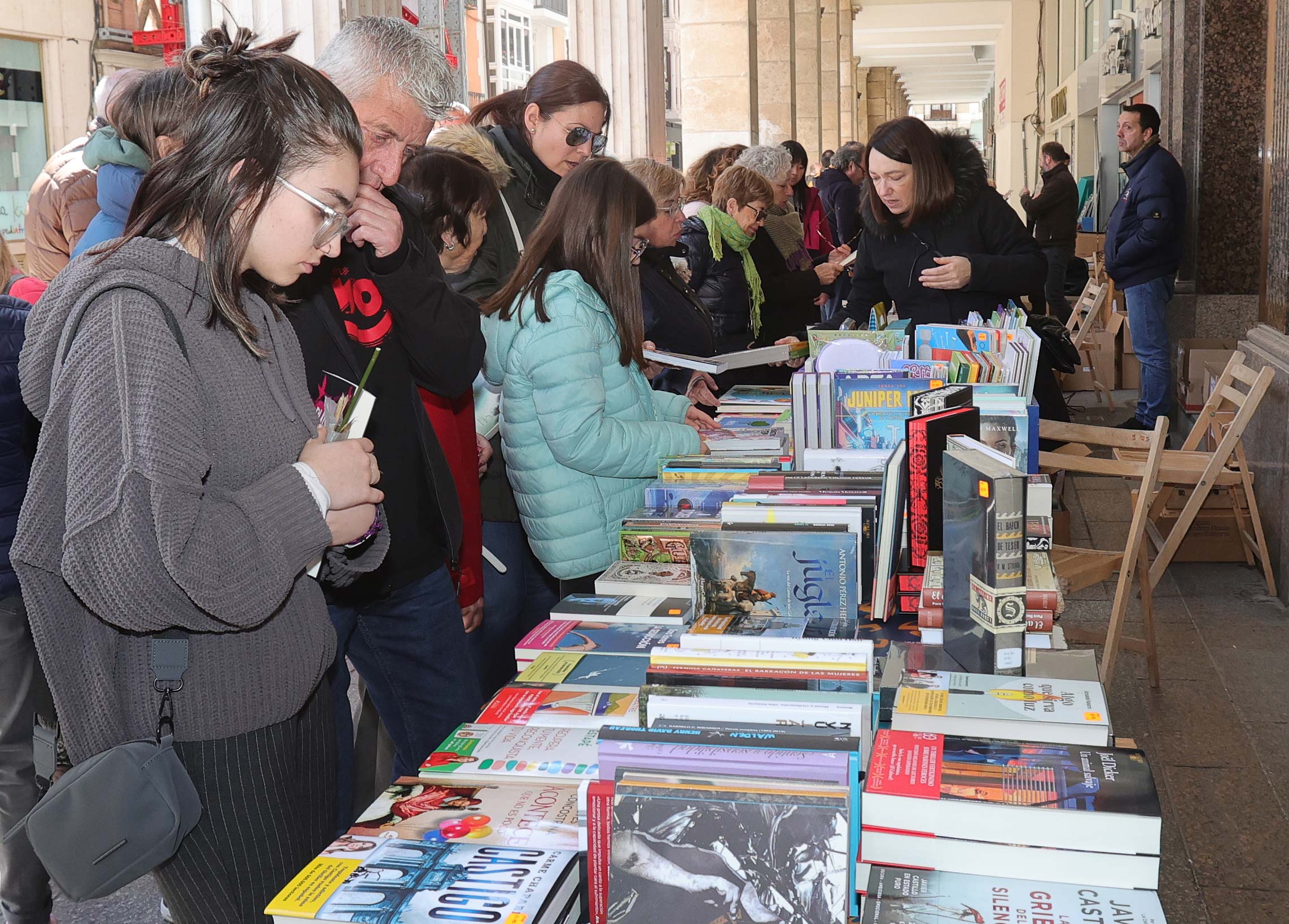 Los libros y las historias salen a la calle en Palencia