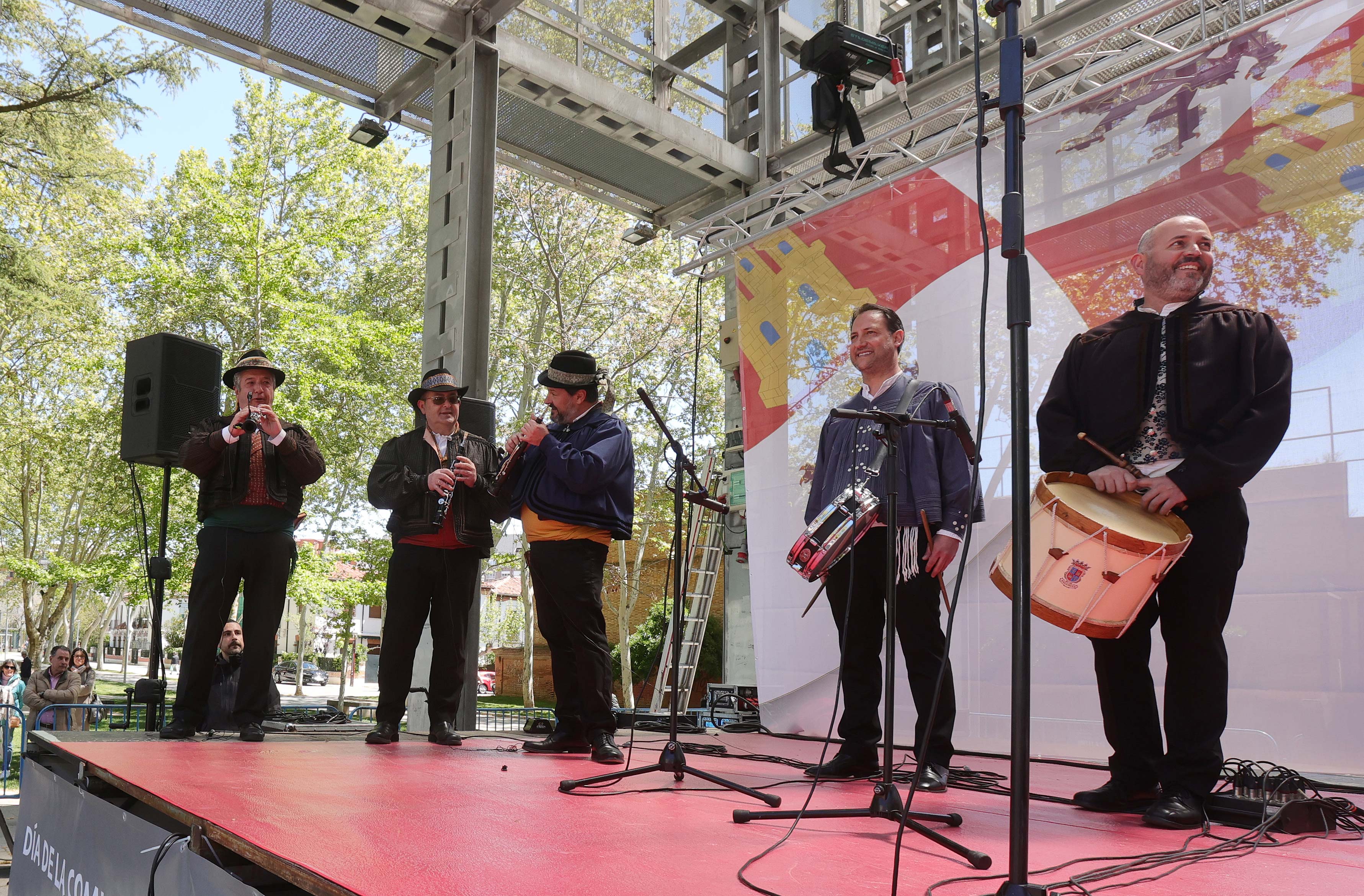 Bailes y casetas por el Día de la Comunidad en Palencia