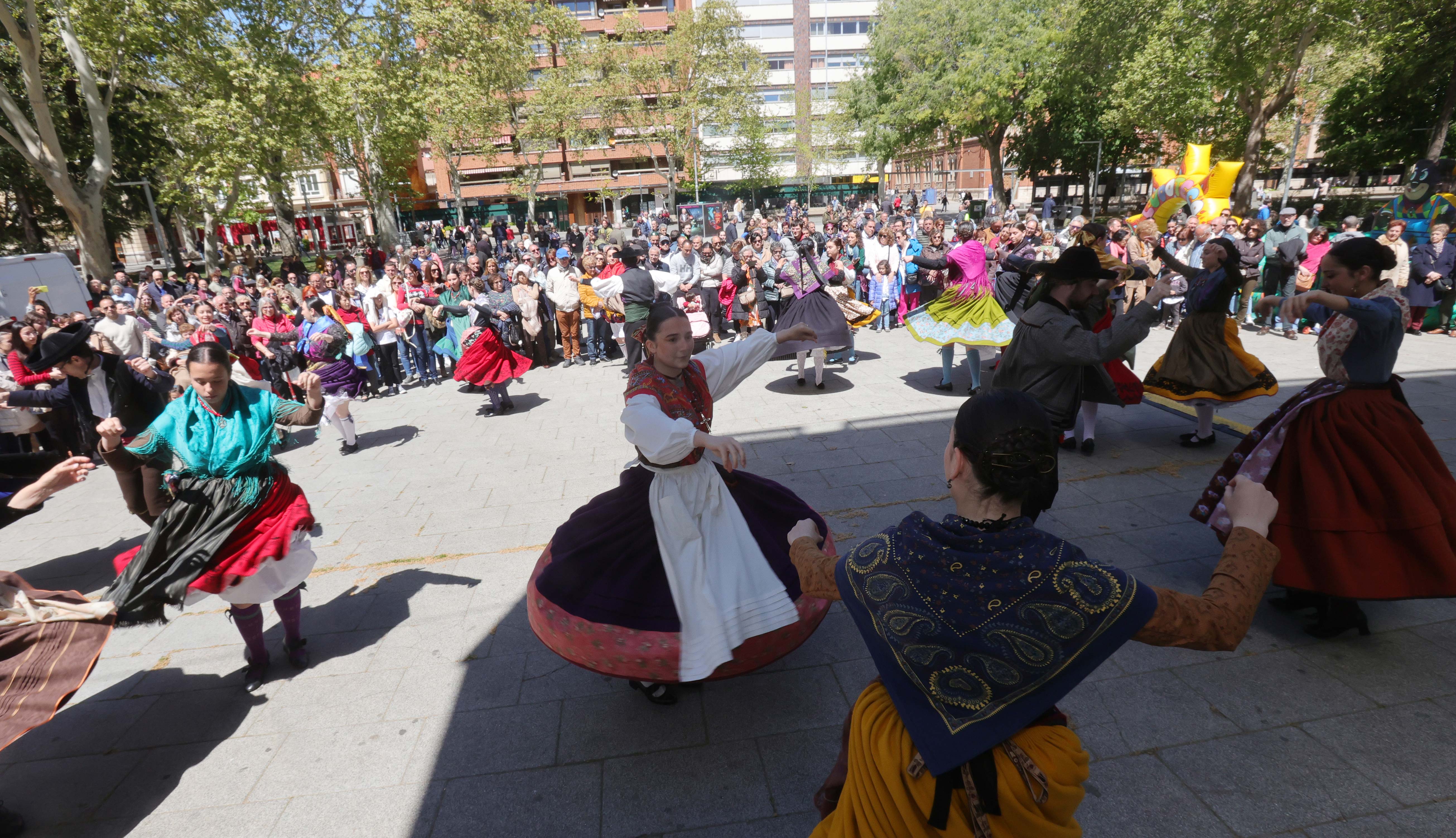 Bailes y casetas por el Día de la Comunidad en Palencia