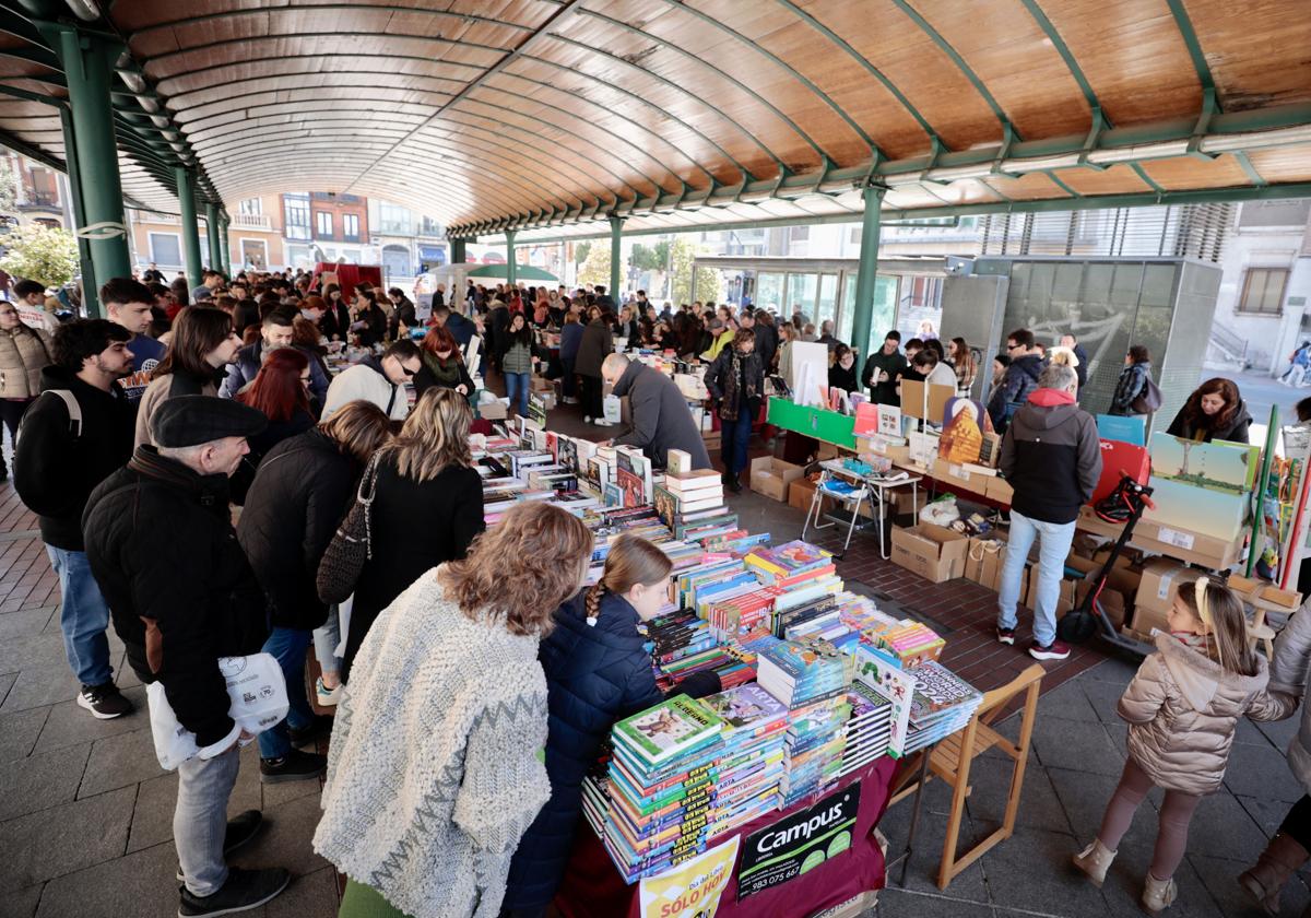 Lectores alrededor de los puestos de las librerías instalados en la Plaza de España.