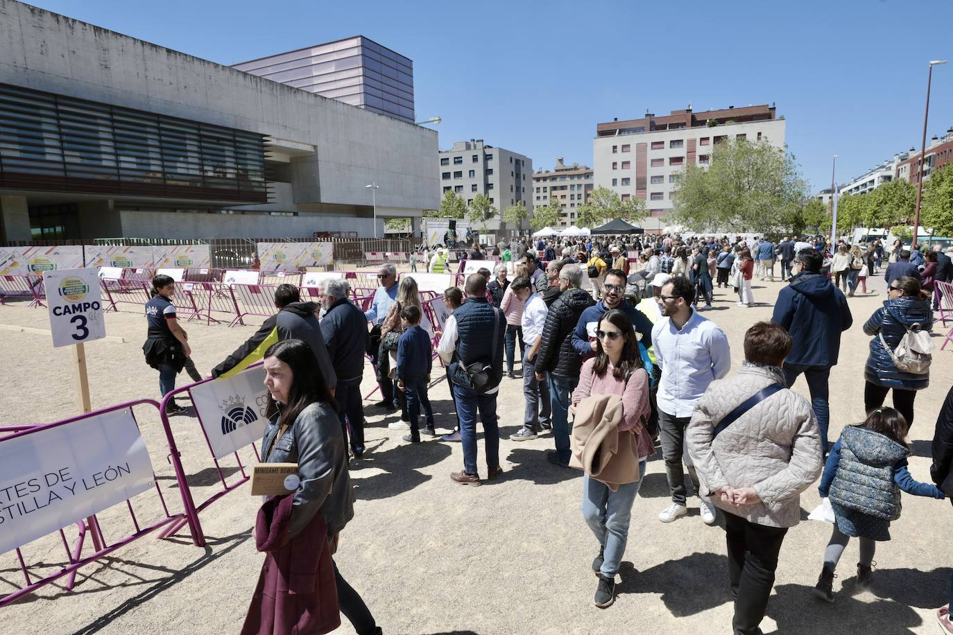 Las Cortes de Castilla y León celebran una jornada de puertas abiertas