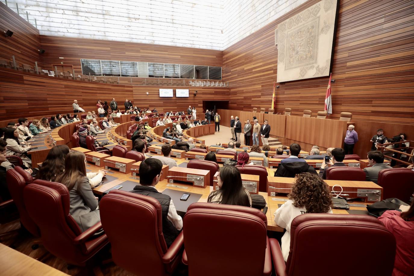 Las Cortes de Castilla y León celebran una jornada de puertas abiertas