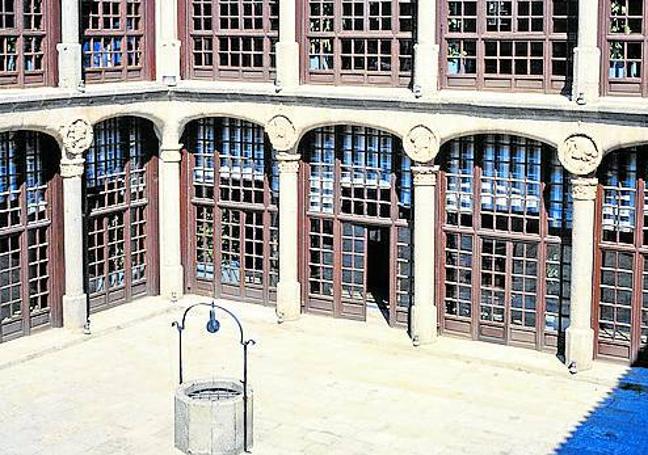 Patio del Palacio de los condes de Alba y Aliste, en Zamora.