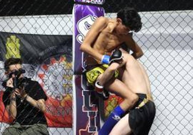 Pelea entre dos hombres en el campeonato de MMA en Valladolid.