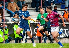 Alejandro Alonso deja atrás a un rival del Cisneros.