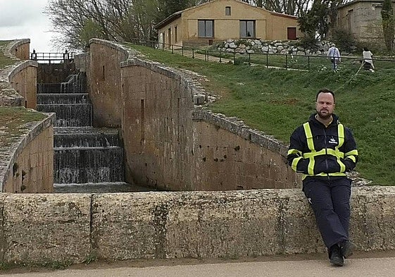 Javier Díez, junto a la esclusa cuádruple de Frómista.