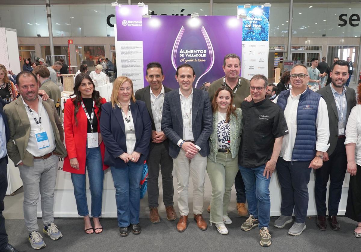 El presidente de la Diputación, Conrado Íscar, en el centro, en el puesto de Alimentos de Valladolid en la feria.