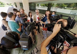 Gemma Villarroel y Carlos Pérez-Nievas, coordinadores autonómica y nacional de Ciudadanos, ofrecen una rueda de prensa en el exterior de las Cortes para anunciar la decisión de expulsar a Francisco Igea, en septiembre de 2023.