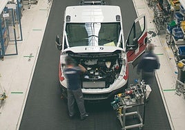 Cadena de montaje de la fábrica de Iveco en Valladolid, en un imagen de archivo.