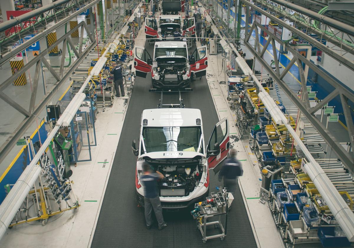 Cadena de montaje de la fábrica de Iveco en Valladolid, en un imagen de archivo.