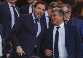 El ministro de Transportes, el vallisoletano Óscar Puente; y el presidente del FC Barcelona, Joan Laporta, el pasado domingo en el Santiago Bernabéu.