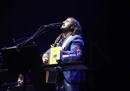 Andrés Suárez durante un concierto.